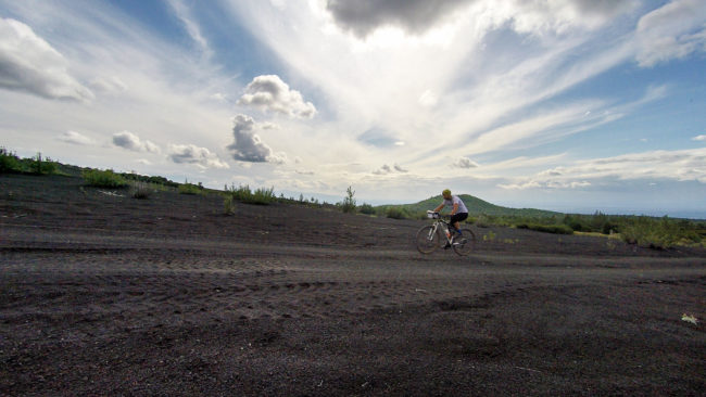 Aldo Mazzocchi pedala verso la base del vulcano Tolbachik