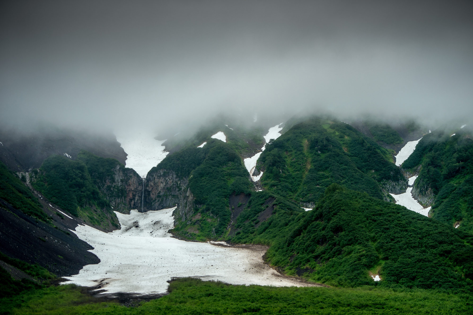 Foto di snow valley avvolta nelle nubi