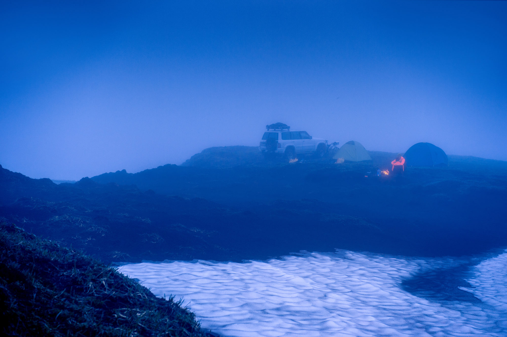 Foto di cala la notte sul campo base del vulcano gorely