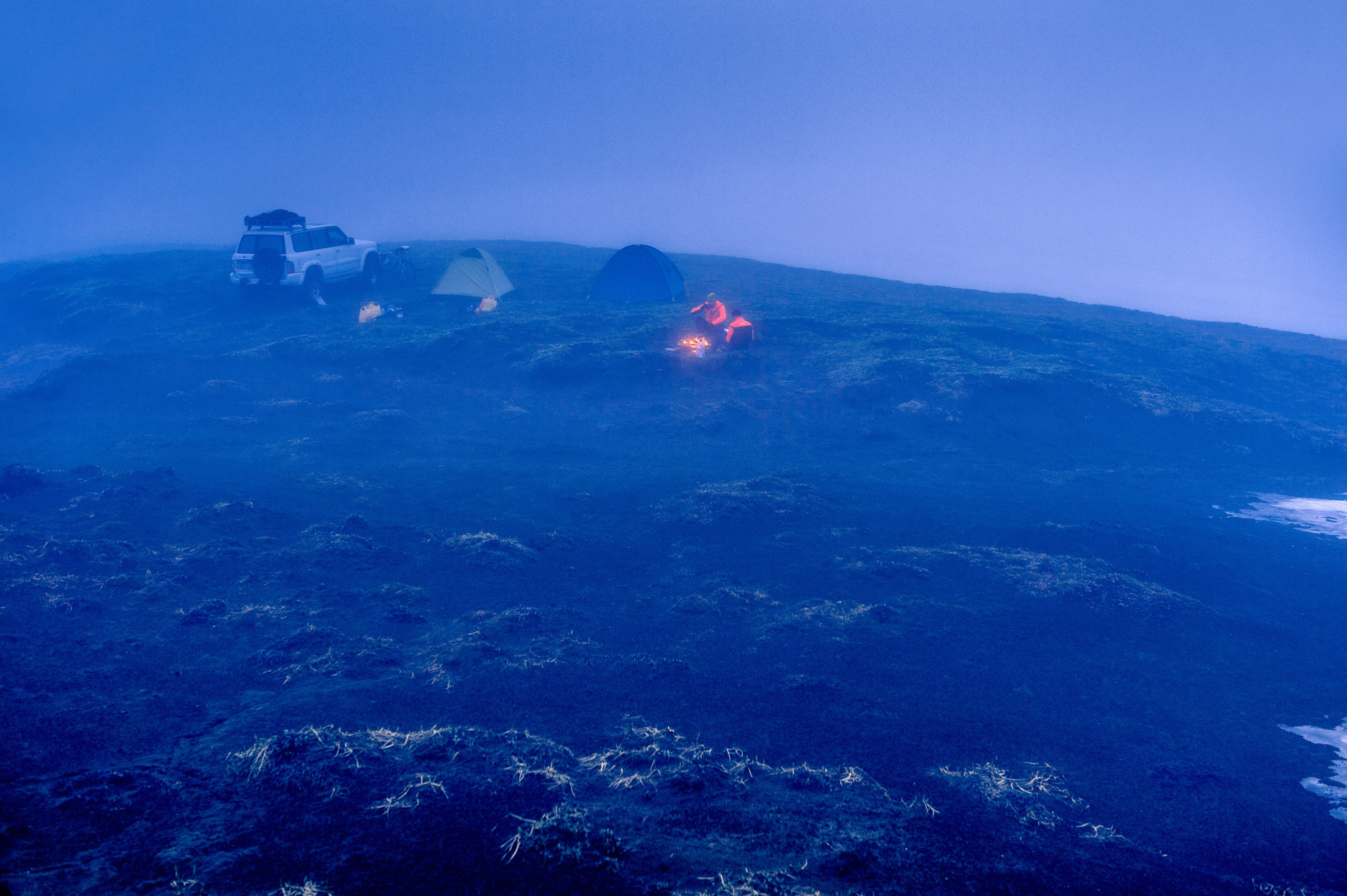 Foto di campo base sotto il vulcano gorely
