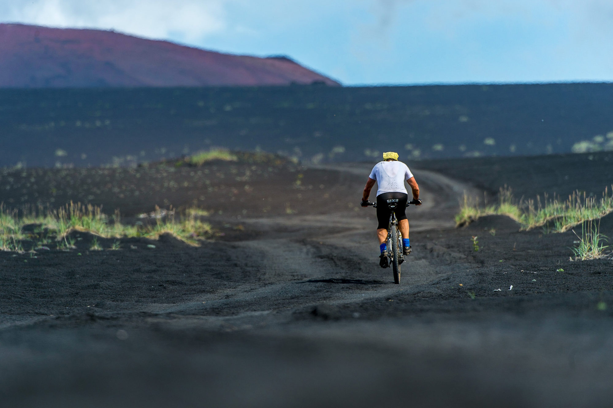 Foto di aldo mazzocchi pedala verso il campo base del vulcano tolbachik