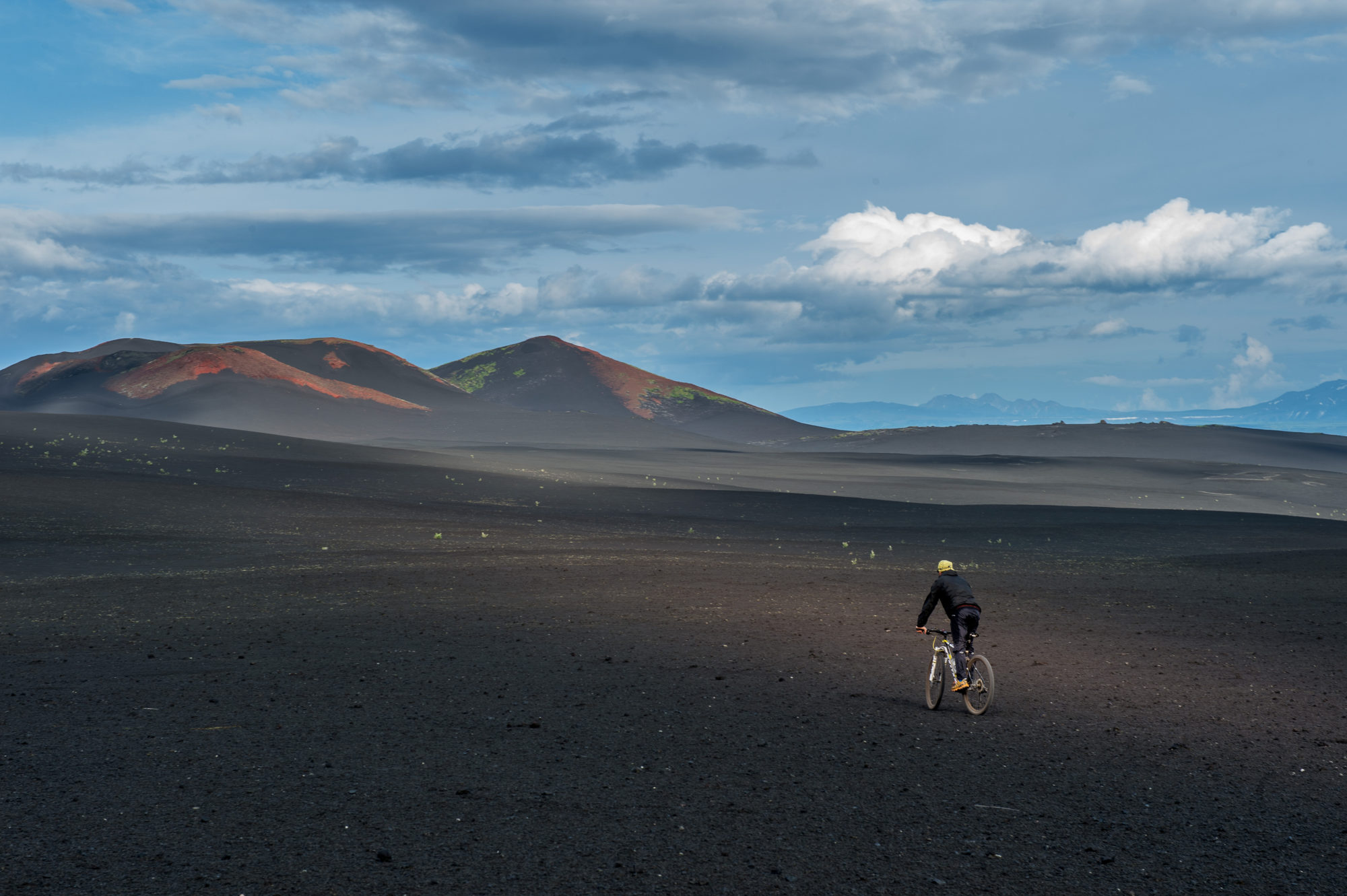 Foto di aldo mazzocchi pedala verso il campo base del vulcano tolbachik