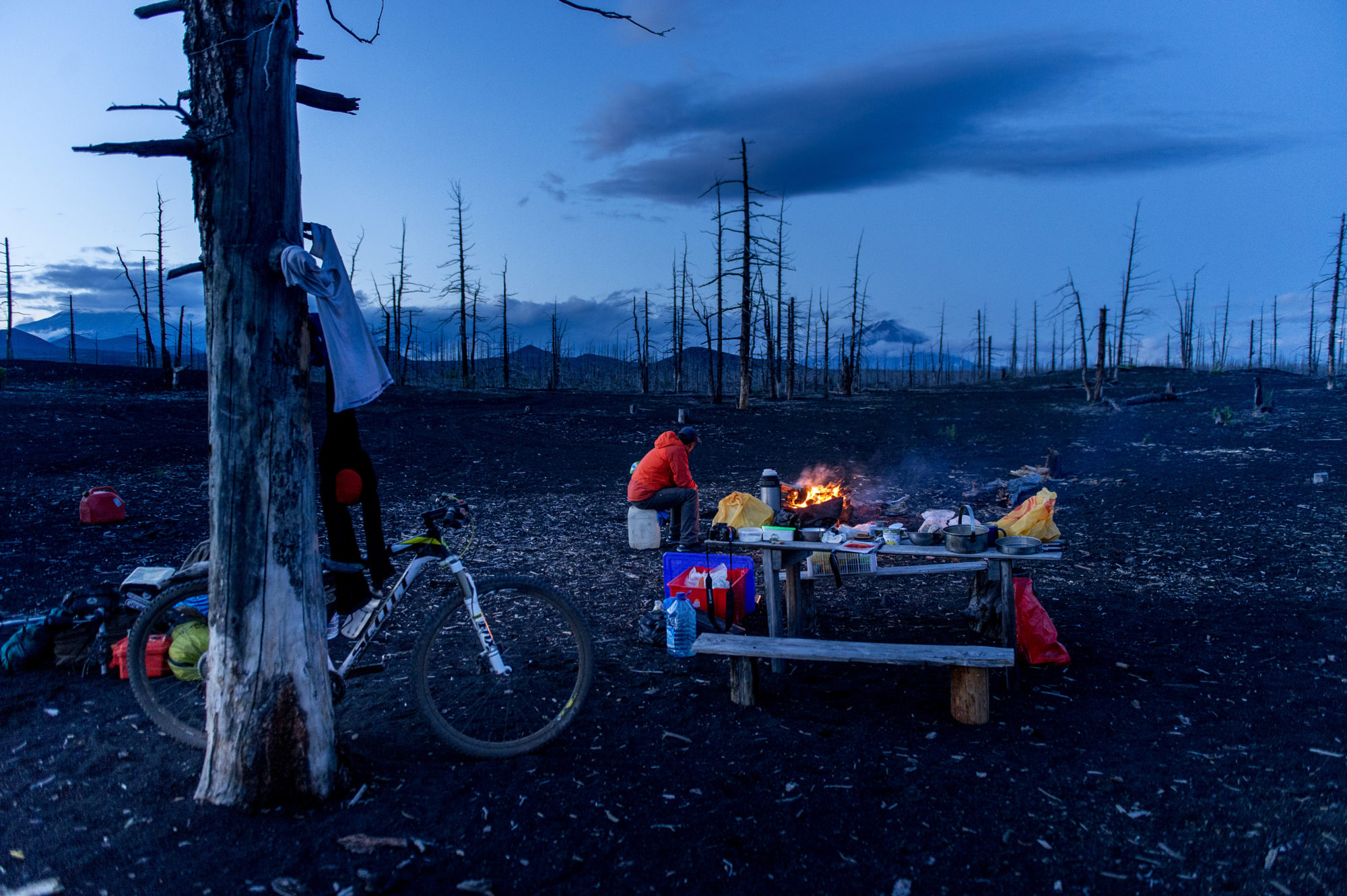 Foto di la notte arriva al campo montato alla base del vulcano tolbachik