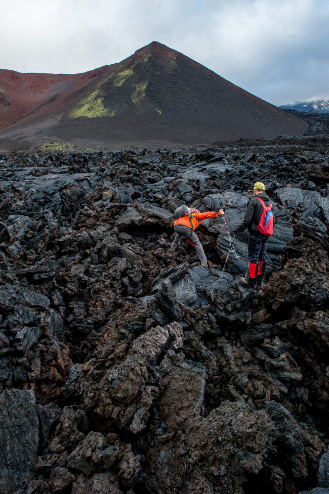 igor, la nostra guida mostra ad aldo mazzocchi le diverse conformazioni della lava mentre saliamo sul vulcano tolbachick