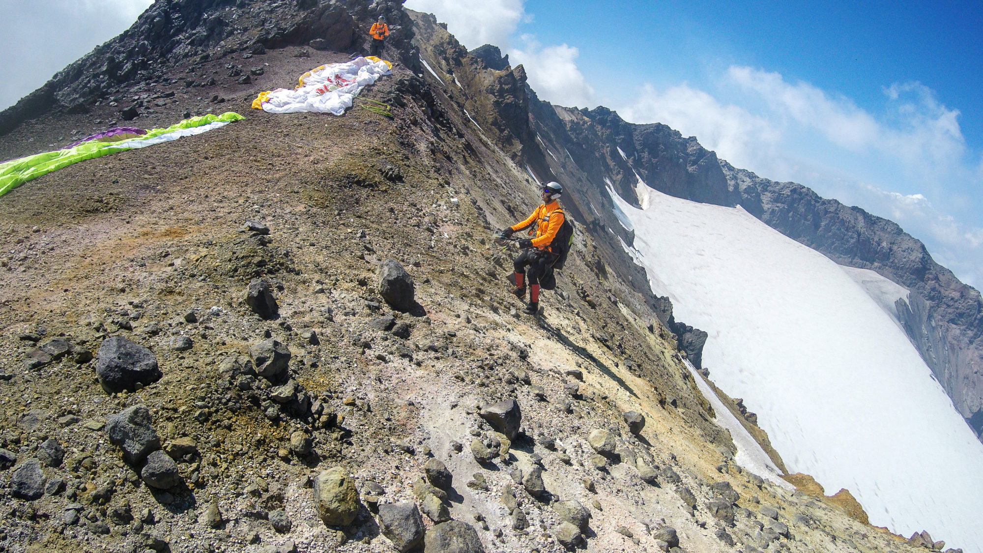 Foto di aldo mazzocchi si prepara a decollare dalla cima del vulcano mutnovsky