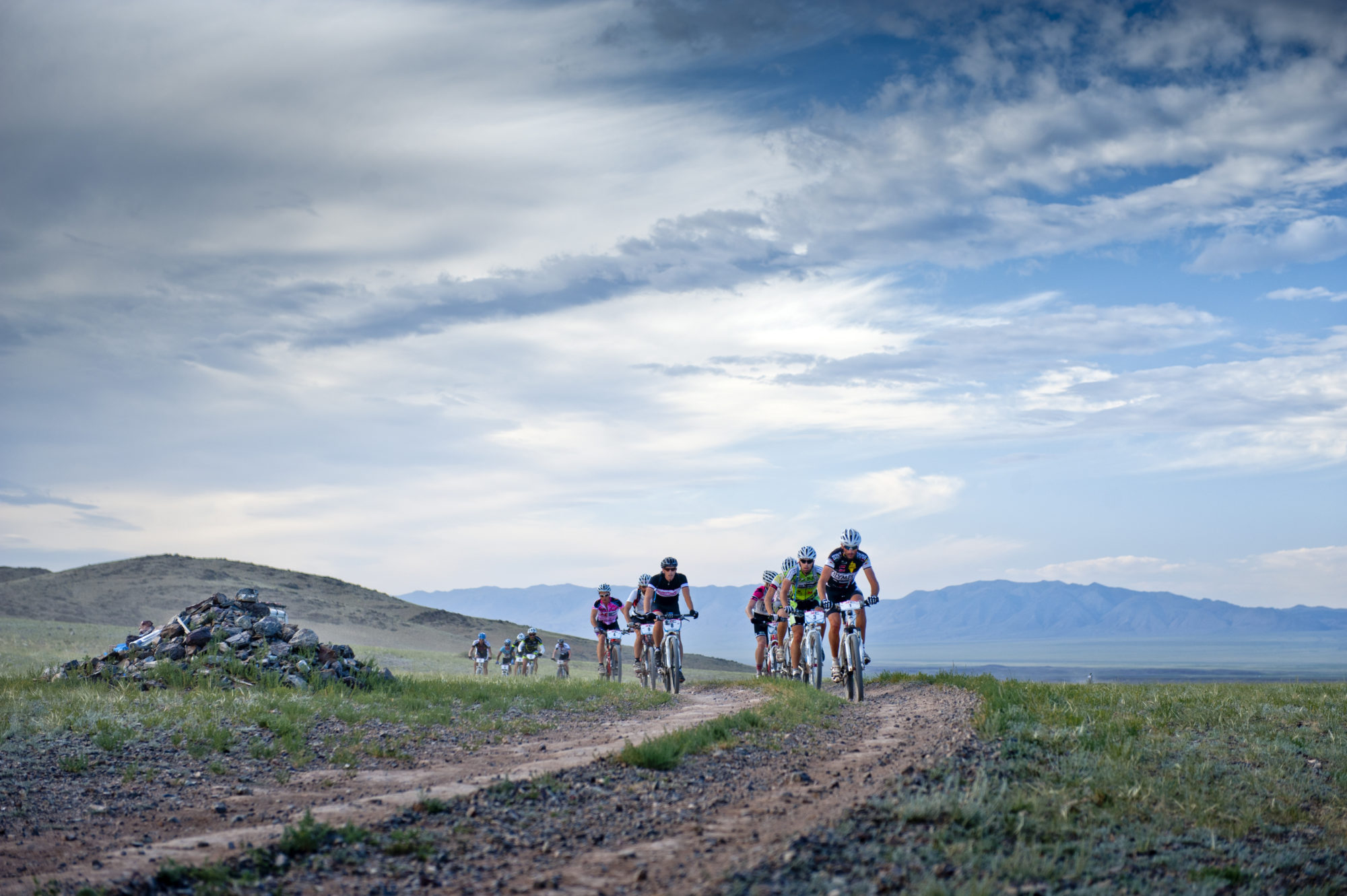 Foto di Ciclisti sul percorso della Mongolia Bike Challange