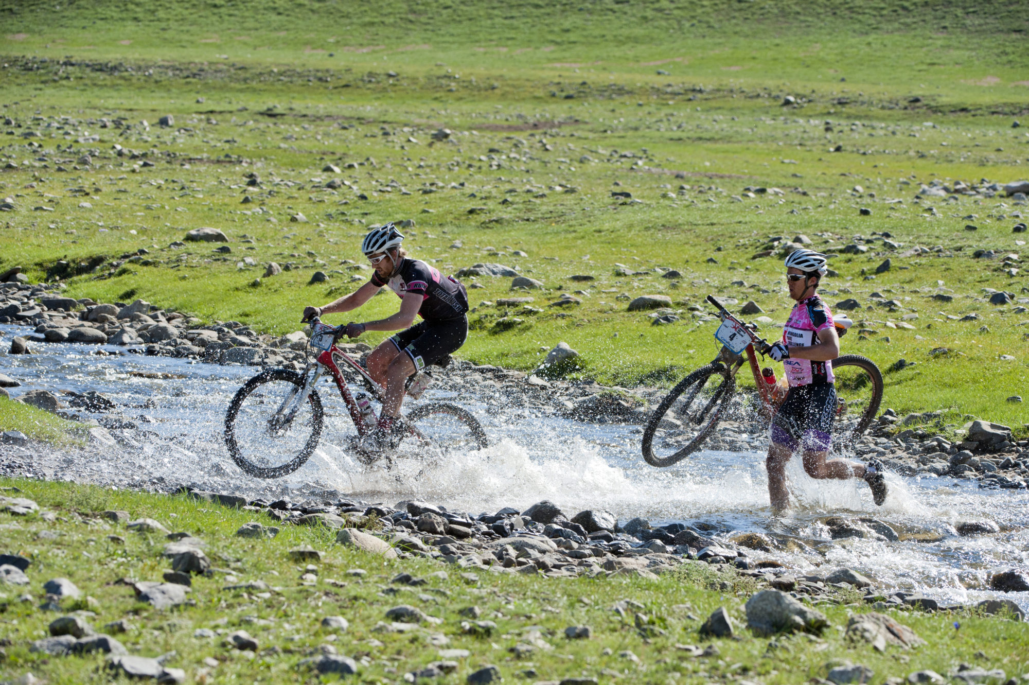 Foto di Ciclisti sul percorso della Mongolia Bike Challange