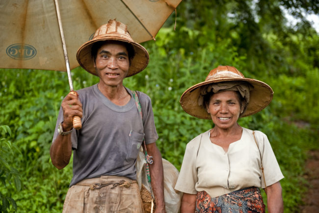 Una coppia di contadini in un campo in Myanmar