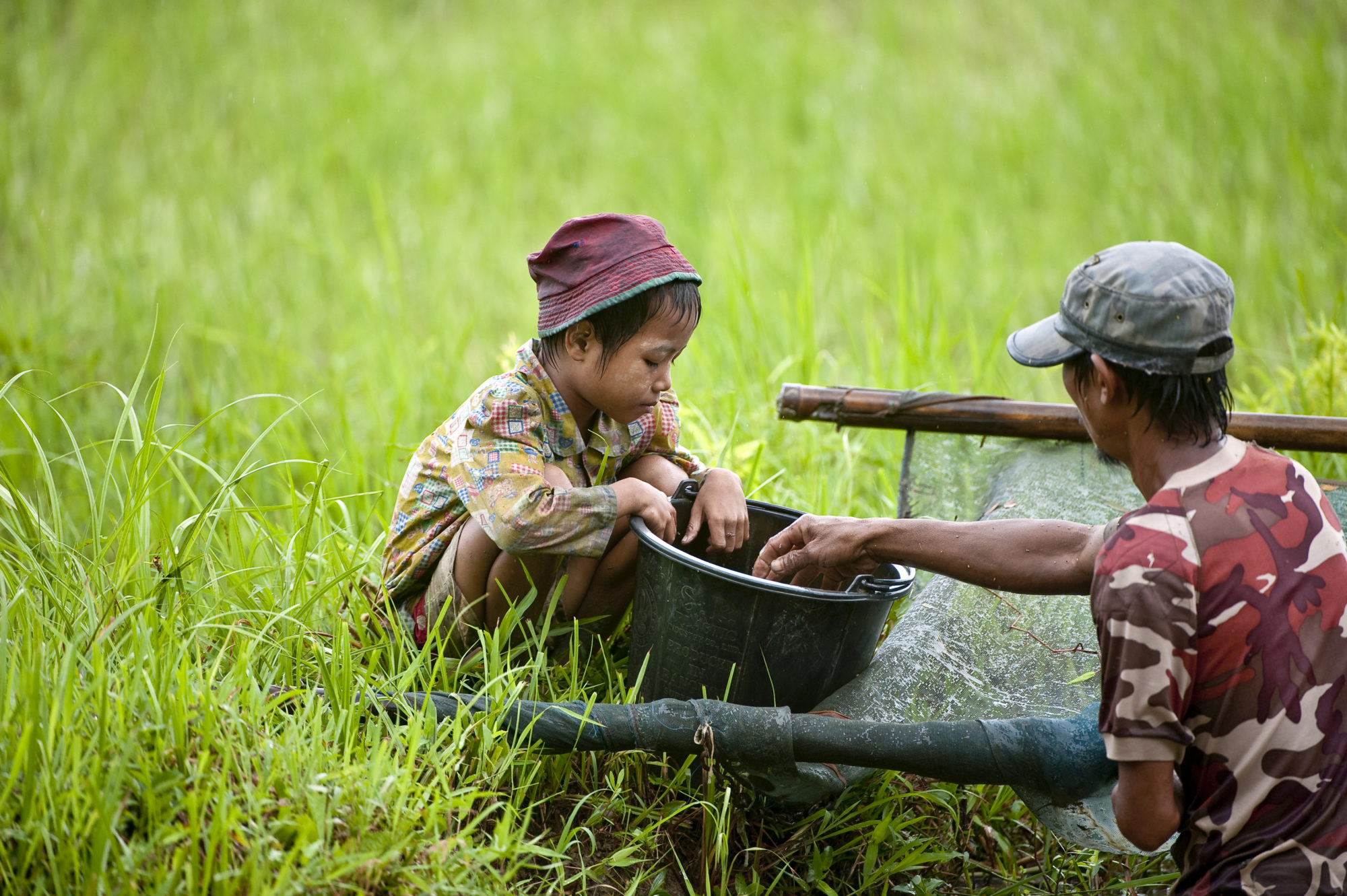 Foto di Pescatore con figlio in Myanmar