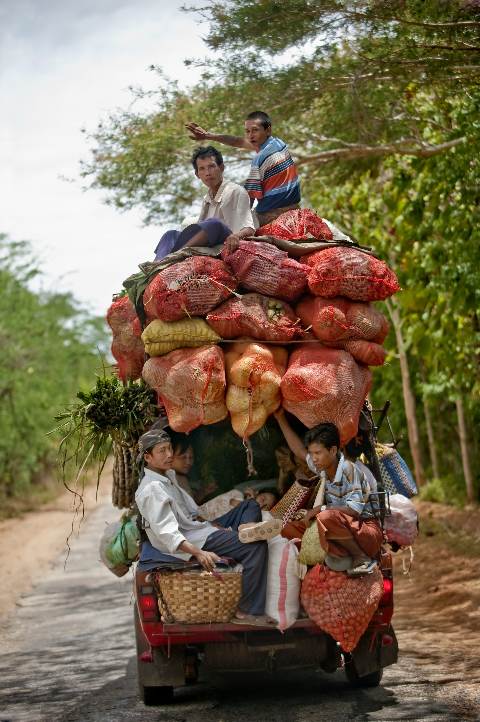 Foto di Camion che trasporta persone e prodotti agricoli