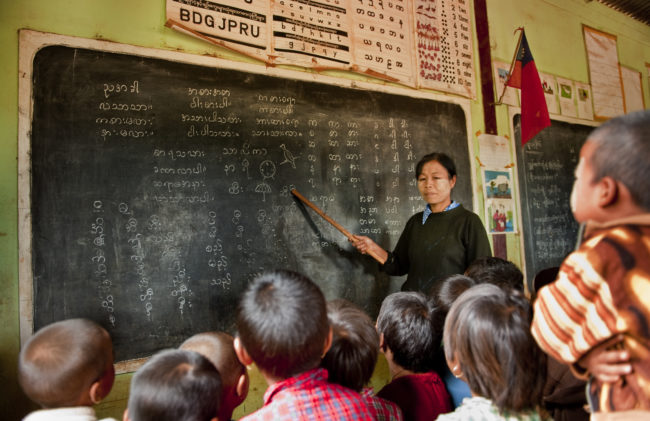 Maestra con alunni in una scuola in Myanmar