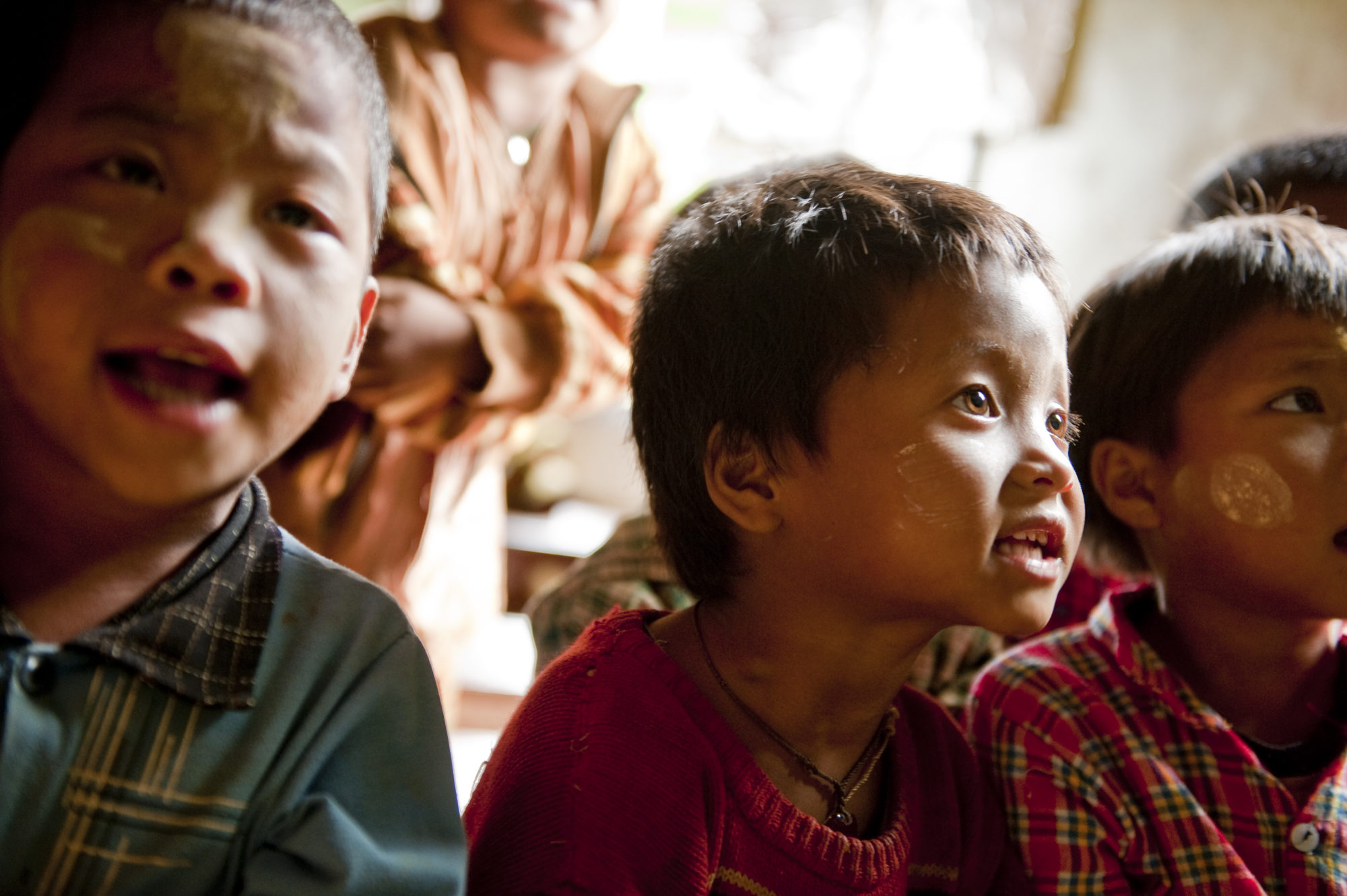 Foto di Bambini in una scuola in Myanmar