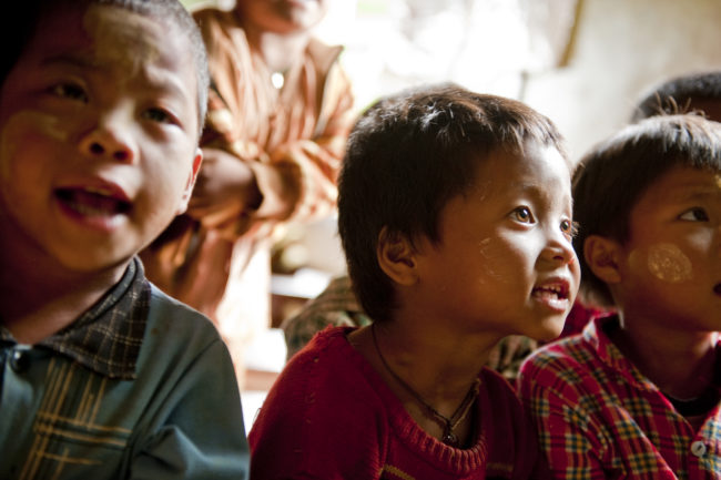 Bambini in una scuola in Myanmar