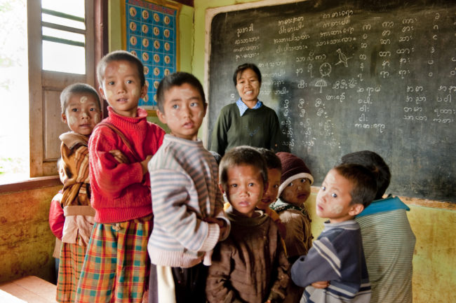 Maestra con alunni in una scuola in Myanmar