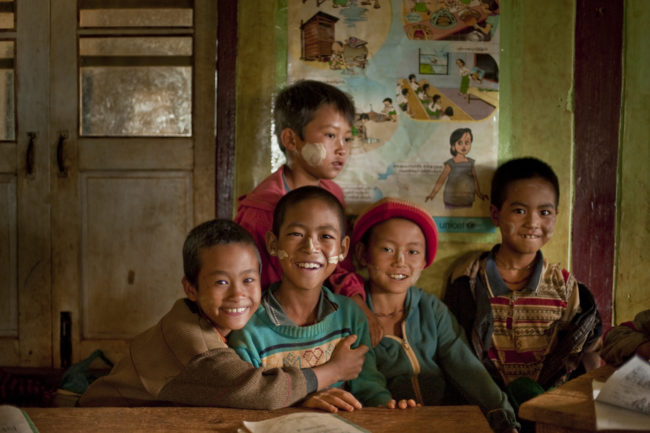 Bambini in una scuola in Myanmar