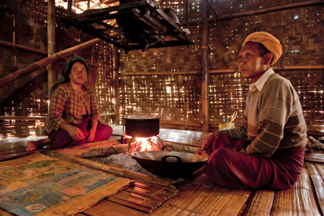 Una famiglia birmana all'interno di un abitazione tipica