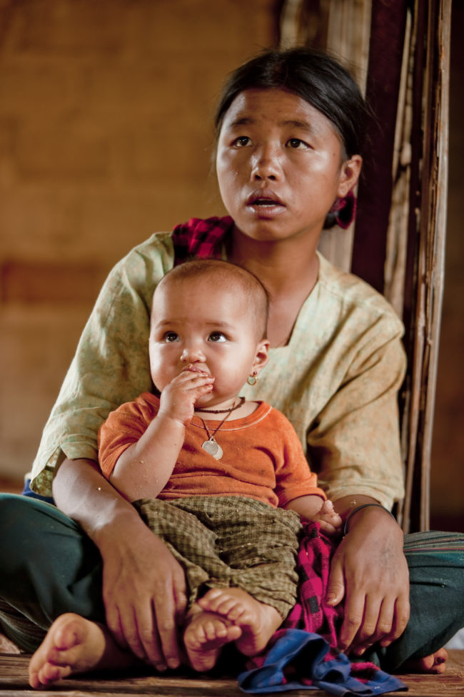 Una famiglia birmana all'interno della propria abitazione