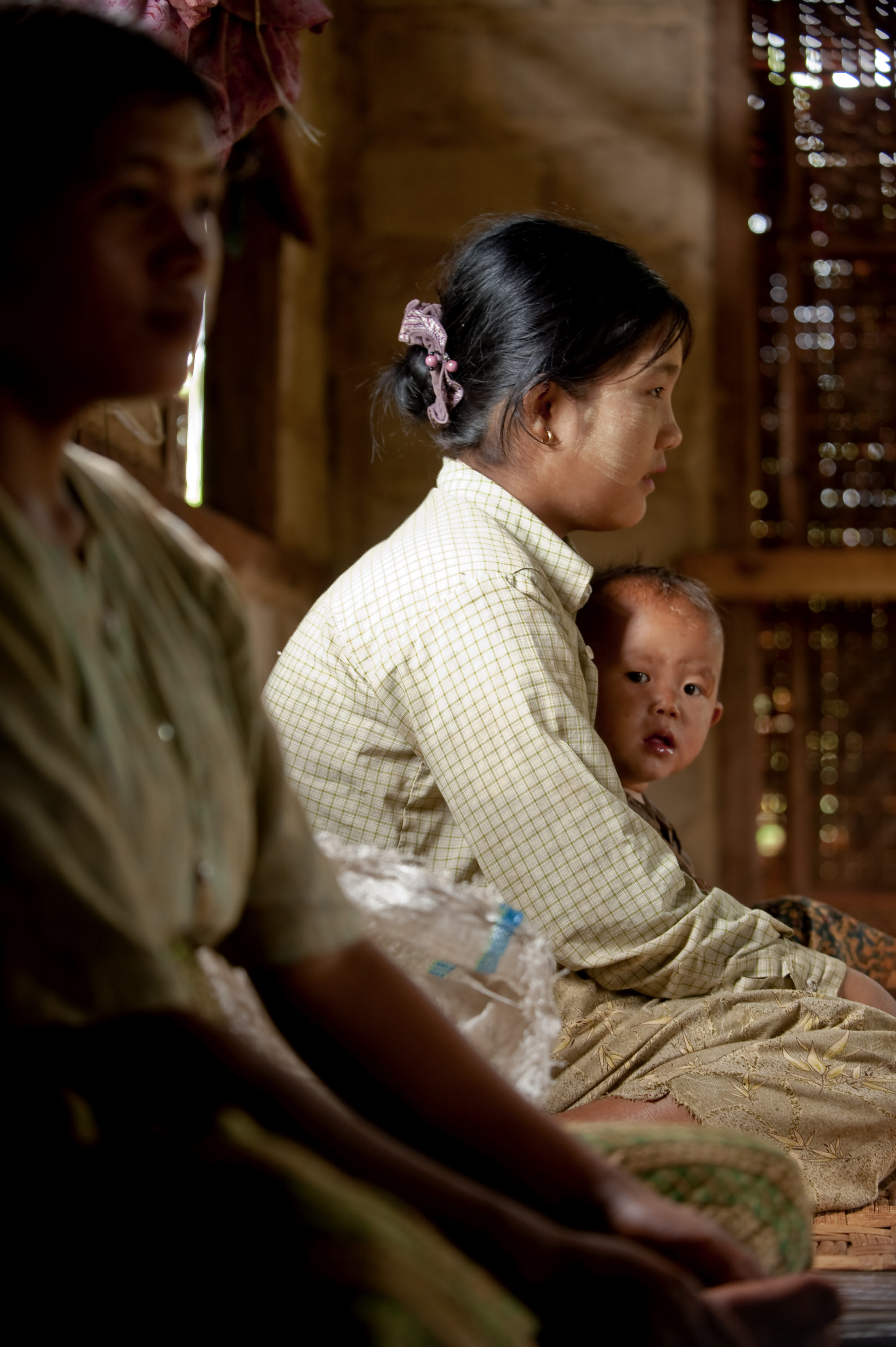Foto di Una famiglia birmana all’interno della propria abitazione