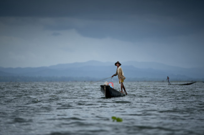 Un pescatore al lavoro sul lago Inle