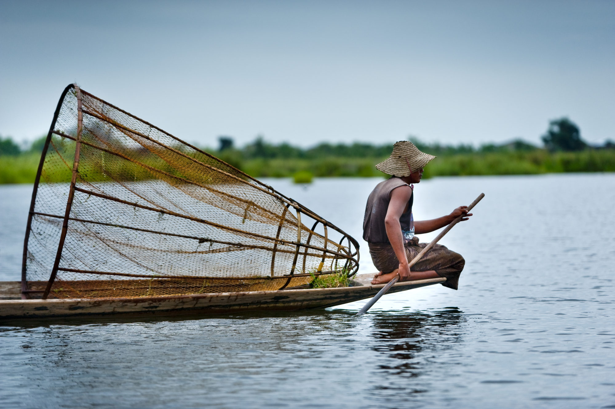 Foto di Un pescatore al lavoro sul lago Inle
