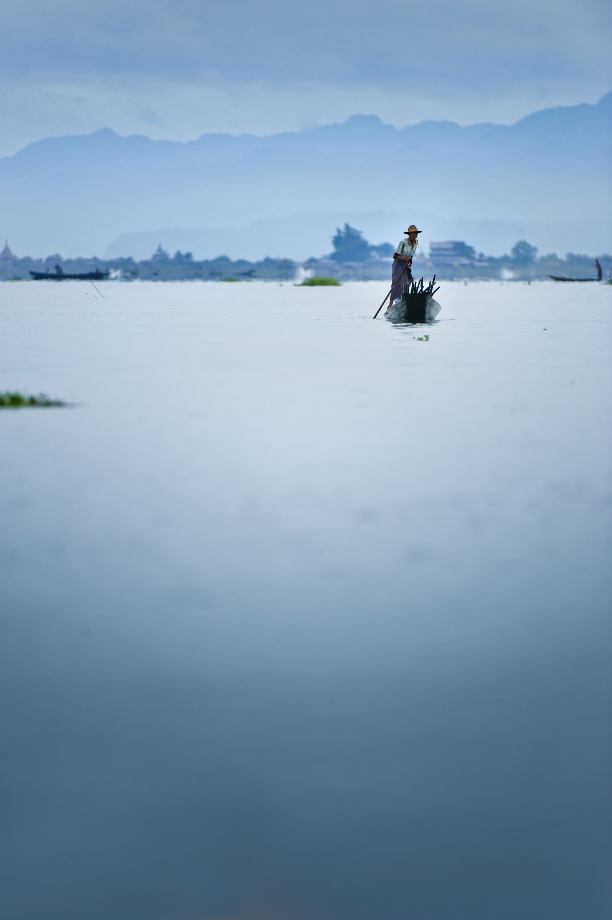 Foto di Un pescatore al lavoro sul lago Inle