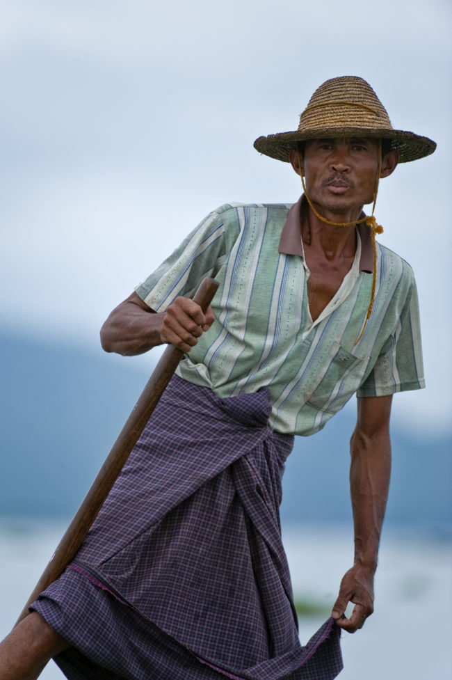 Un pescatore al lavoro sul lago Inle