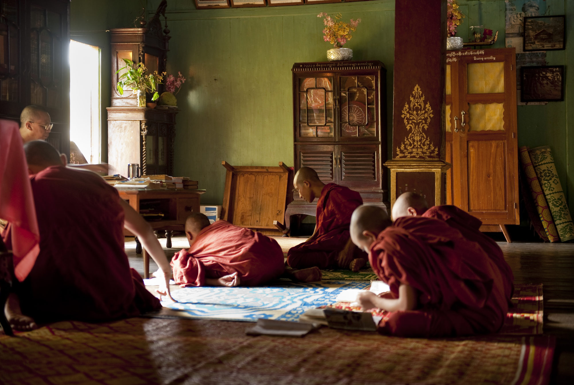 Foto di Giovani monaci buddisti che studiano in un tempio in Myanmar