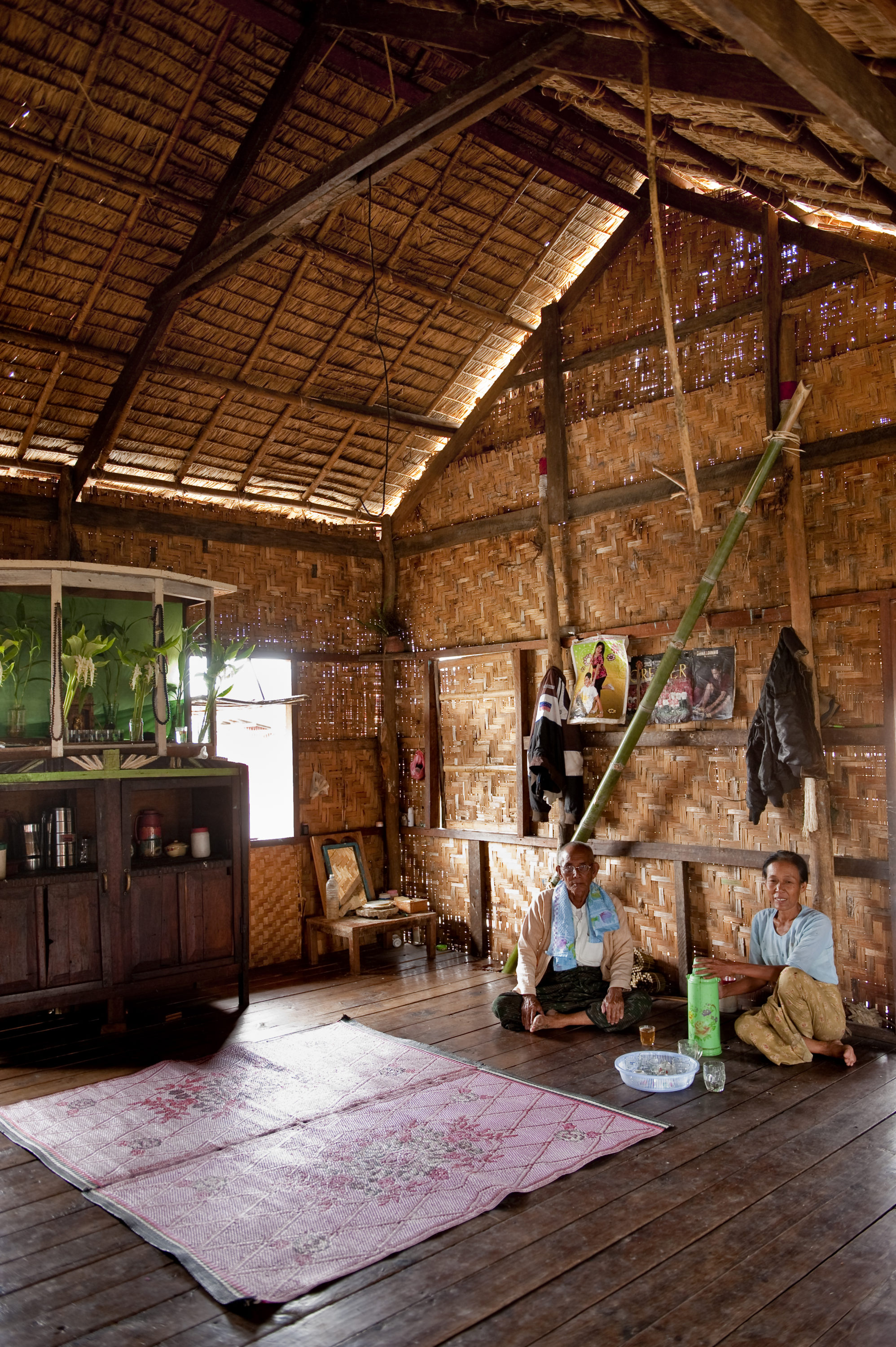 Foto di Una famiglia in una tipica abitazione del Myanmar
