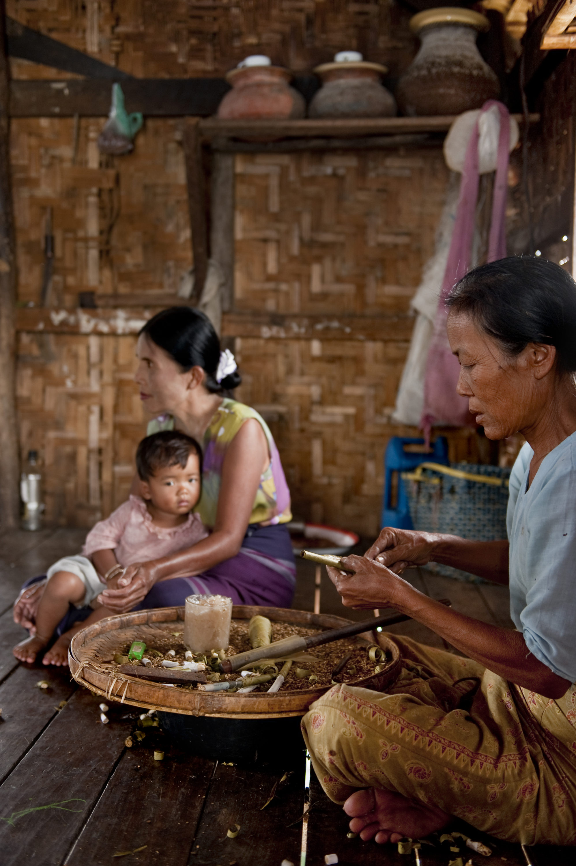 Foto di Donna al lavoro che preapra tipici sigari del Myanmar