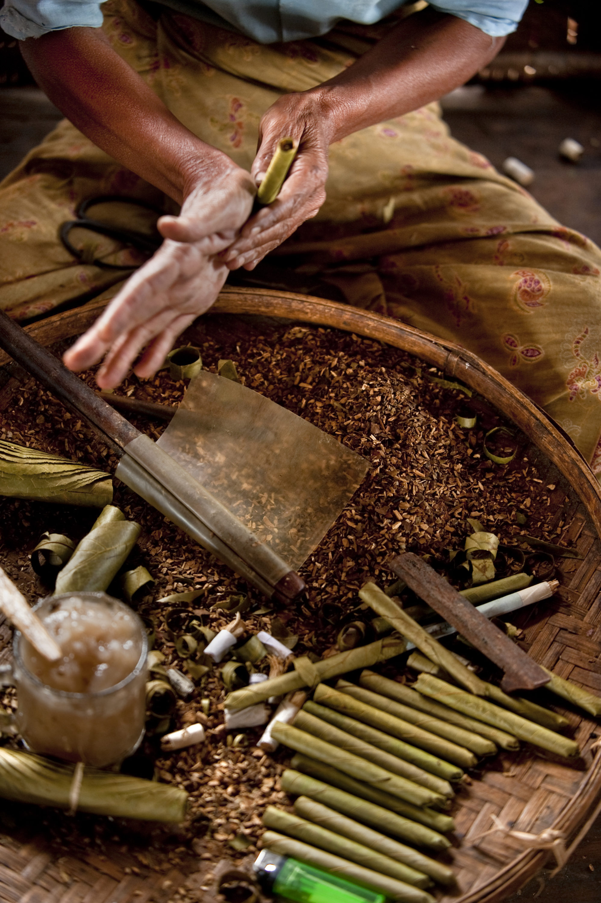 Foto di Donna al lavoro che preapra tipici sigari del Myanmar