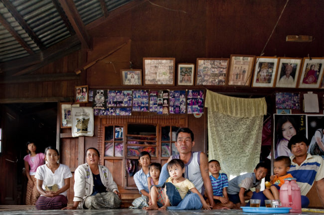 Una famiglia in interno in Myanmar