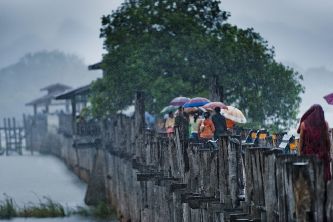 Attraversamento del ponte di Mandalay sotto la pioggia