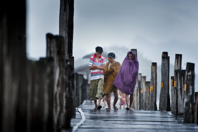 Attraversamento del ponte di Mandalay sotto la pioggia