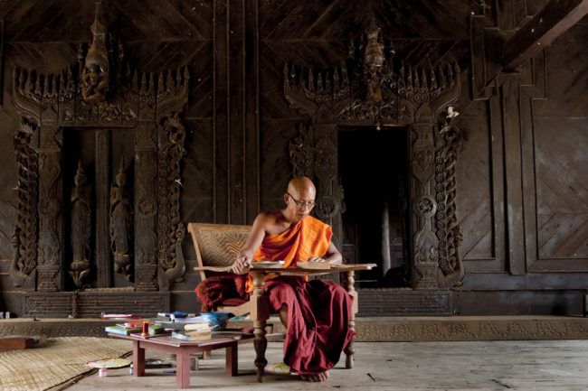 Un monaco buddista che studia in un tempio in Myanmar