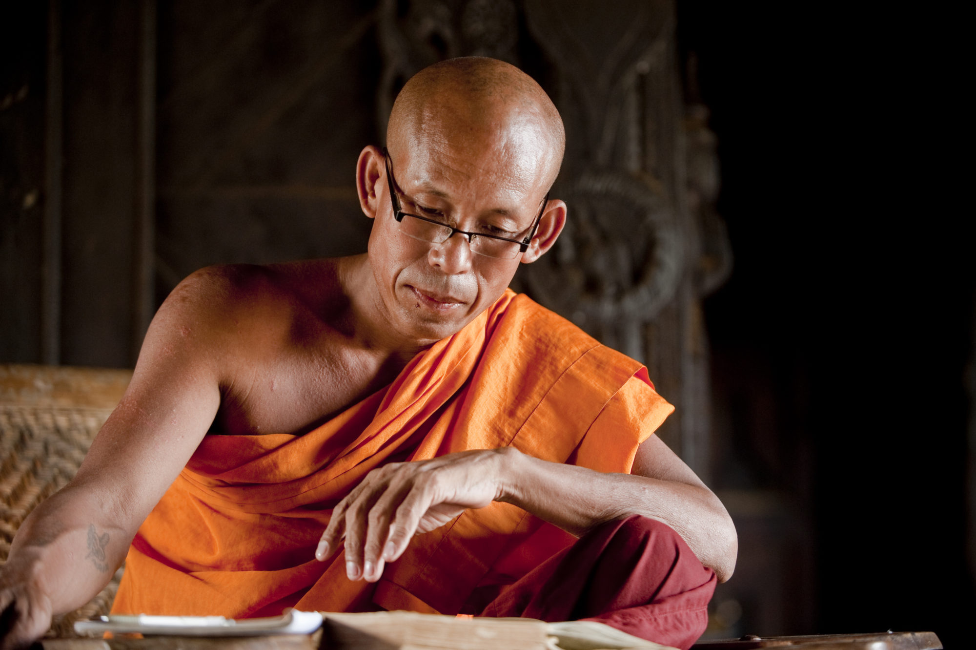 Foto di Un monaco buddista che studia in un tempio in Myanmar