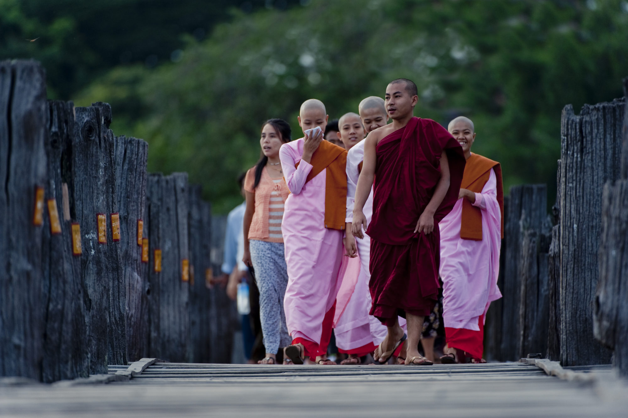 Foto di Gruppo di monaci che attraversa un ponte in Myanmar