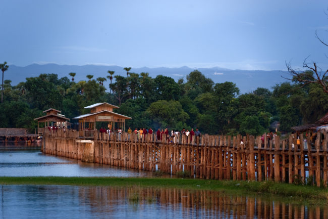 Ponte affollato su un lago in Myanmar al crepuscolo