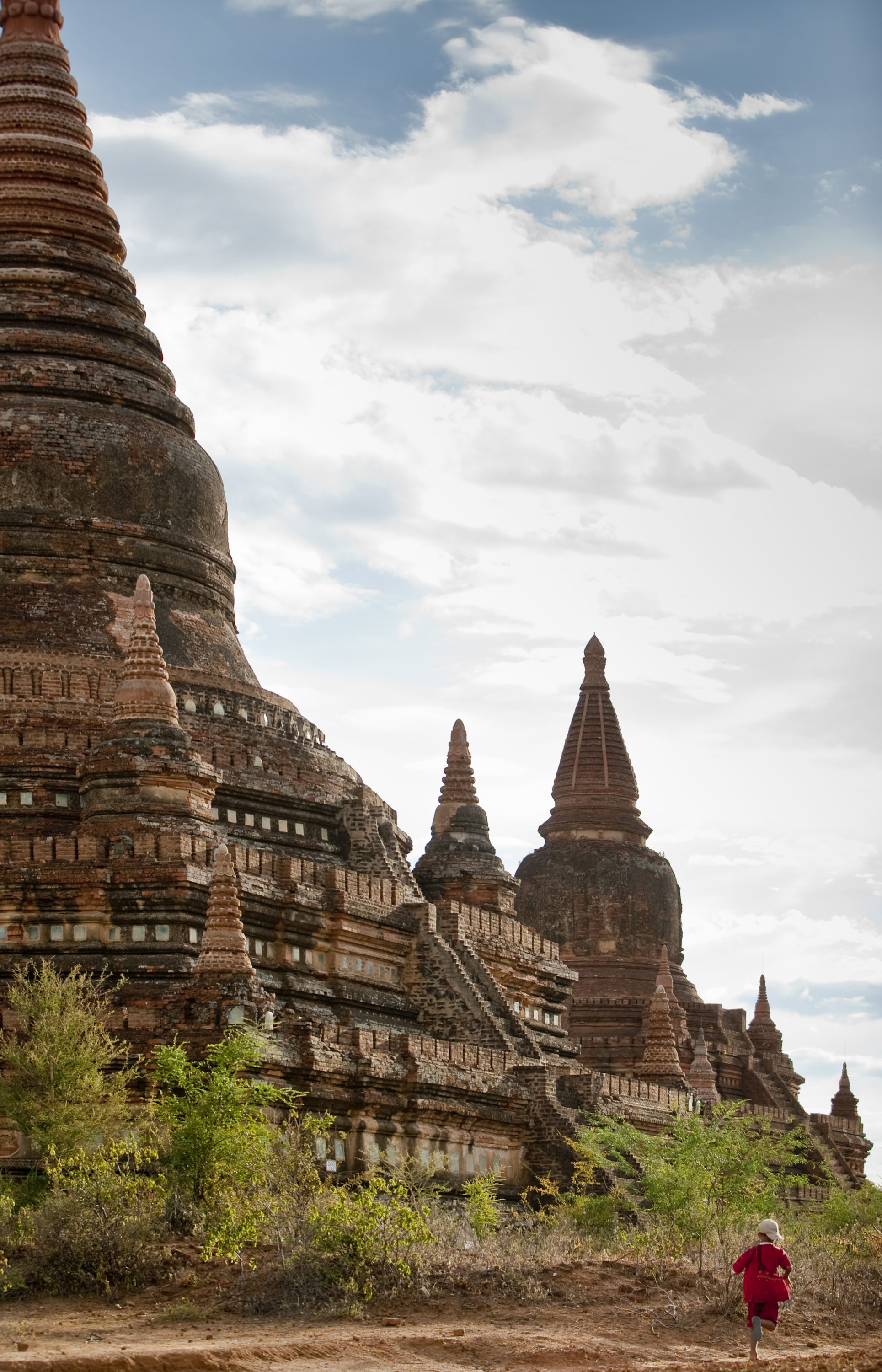 Foto di Veduta del paesaggio della valle di Bagan con i suoi numerosi templi