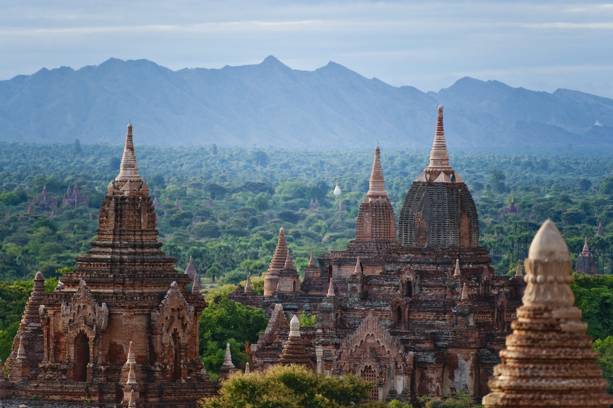 Foto di Veduta del paesaggio della valle di Bagan con i suoi numerosi templi
