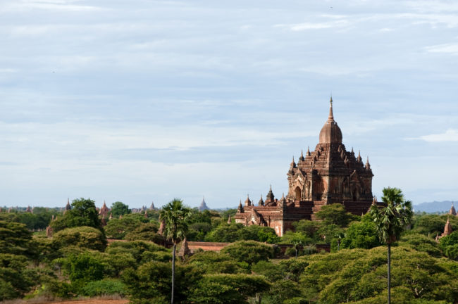 Veduta del paesaggio della valle di Bagan con i suoi numerosi templi
