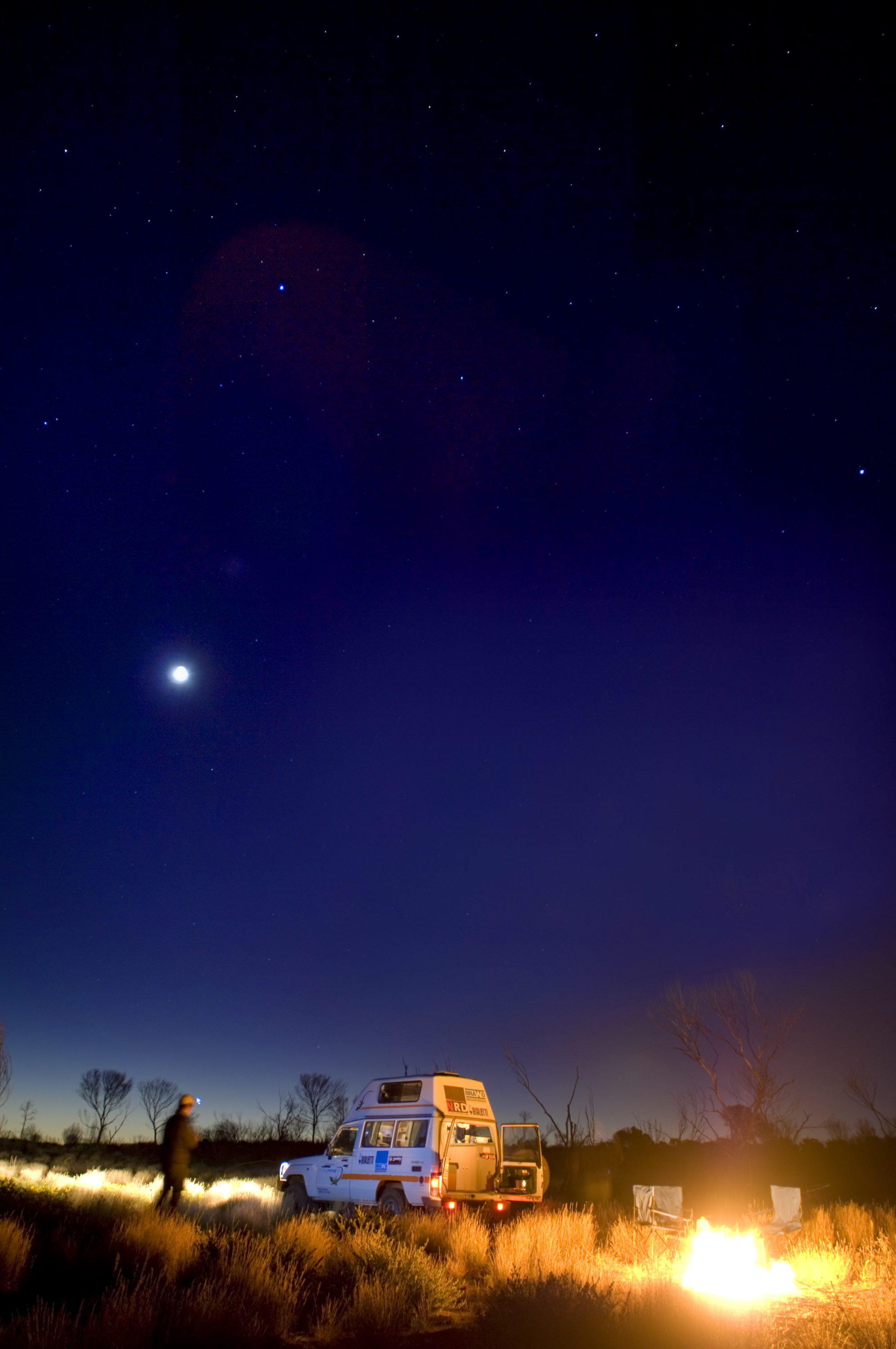 Foto di Accampamento nell’outback australiano con falò all’imbrunire