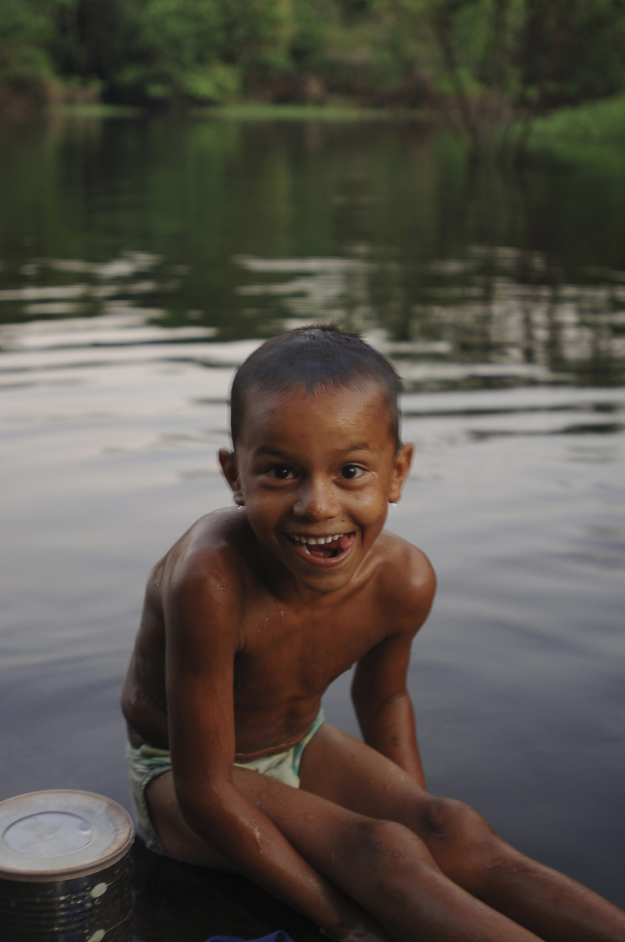 Foto di bambino su un fiume amazzonico