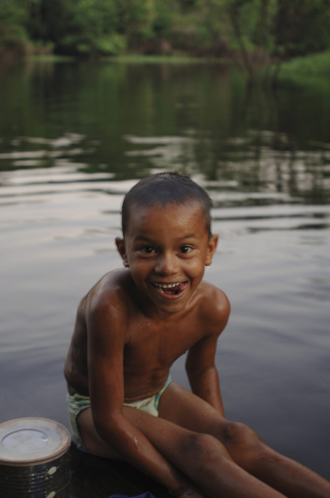 bambino su un fiume amazzonico