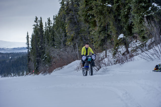 Aldo Mazzocchi pedala sulla neve