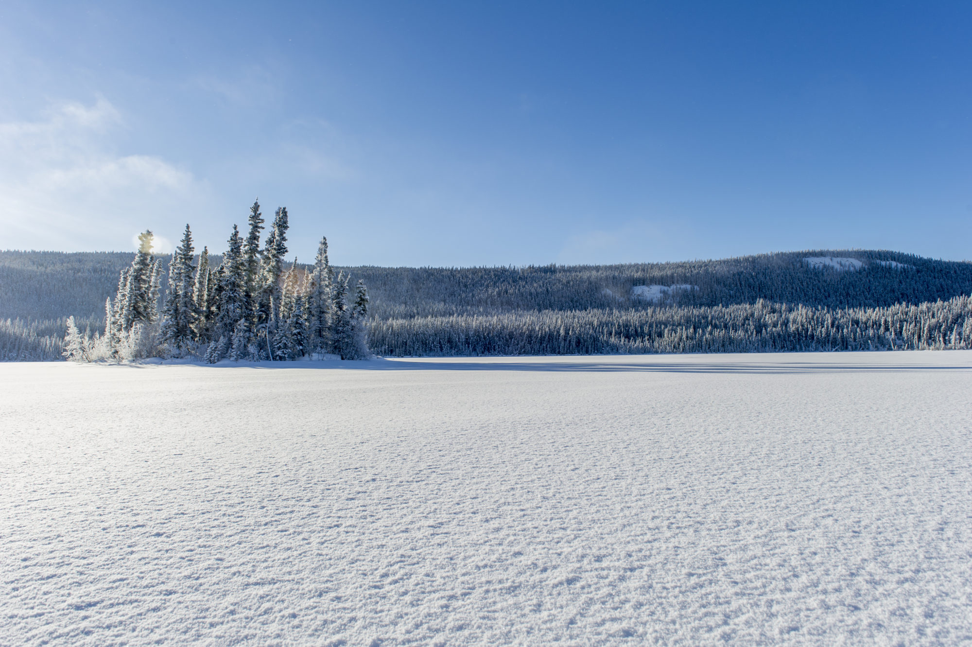 Foto di lago ghiacciato ricoperto di neve nello yukon