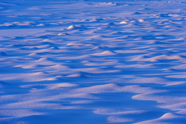 la superficie ghiacciata ricoperta di neve del fiume ghiacciato