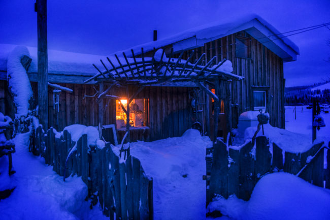 Esterno di una cabin nella notte