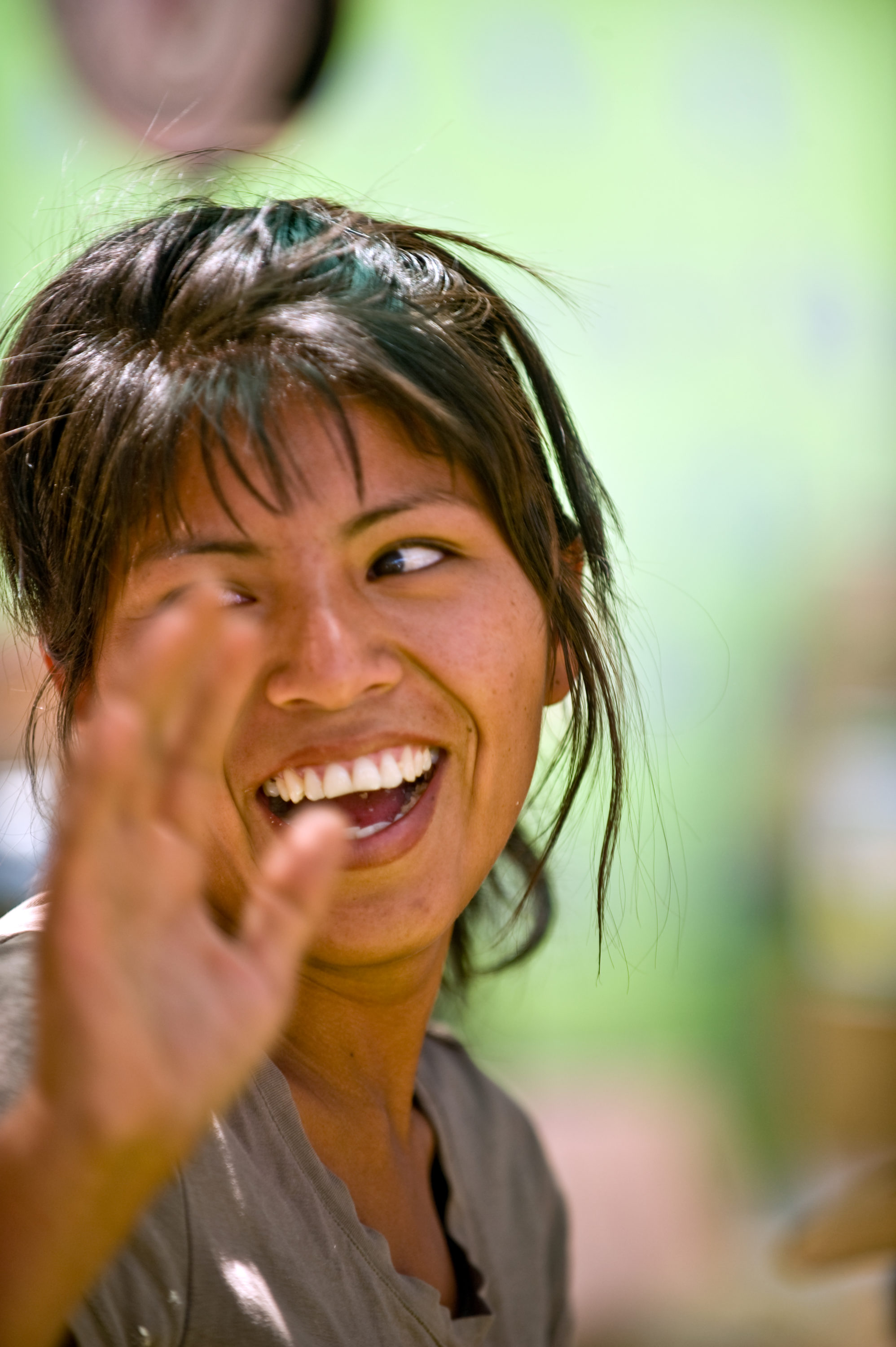 Foto di donna sorridente in un mercato di san pedro de atacama