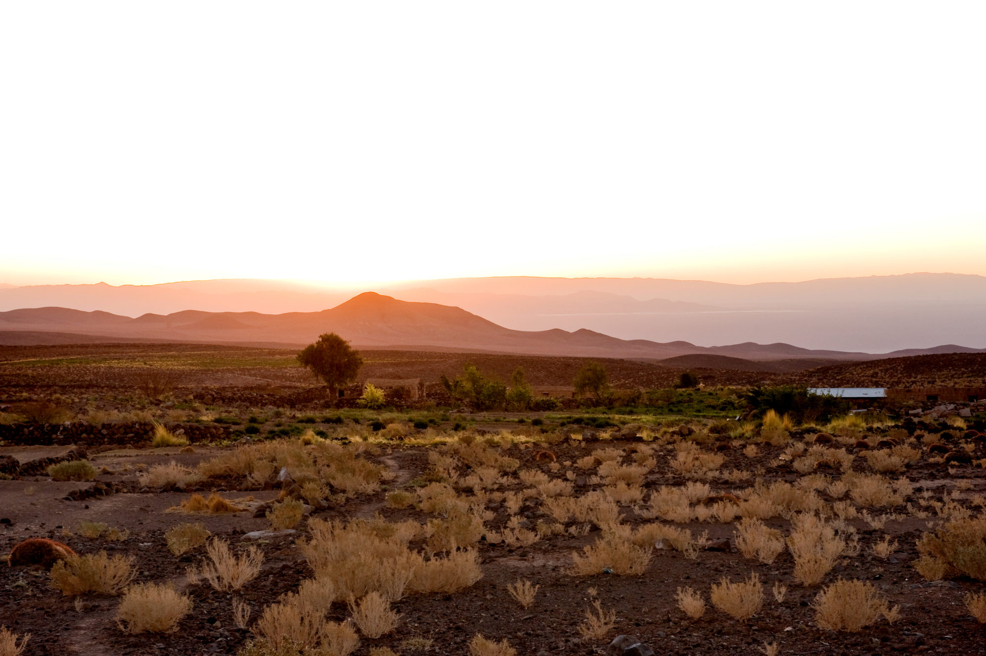 Foto di il sole cala dietro l’orizzonte nel deserto di atacama, cile
