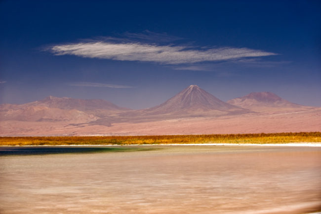 vulcano licanacabur sullo sfondo di una laguna in cile